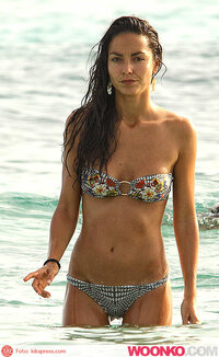 laura-barriales-hot-in-bikini-al-mare-a-formentera-in-dolce-compagnia-estate-2012-15.jpg