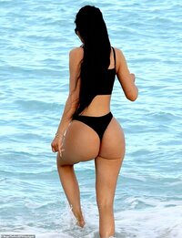 67177943-11698189-Bare_The_Kylie_Cosmetics_mogul_was_walking_alone_on_the_beach_in-a-3_1675205...jpg