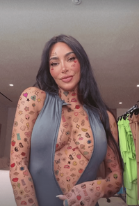 342097560_kim-kardashian-plunging-suit-38d25d952da846d9b304bb6b0b7fd48c.png
