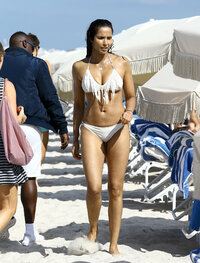 padma lakshmi in bikini (02).jpg