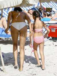 padma lakshmi in bikini (03).jpg