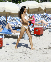 padma lakshmi in bikini (04).jpg