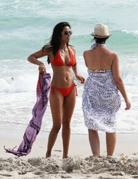 padma lakshmi in bikini (03).jpg