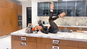 Kate-Beckinsale-on-the-kitchen-counter-19.10.2021-02.gif