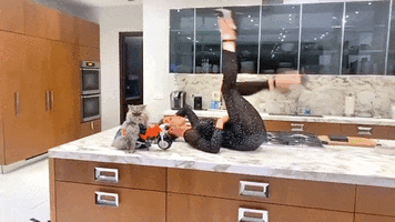 Kate-Beckinsale-on-the-kitchen-counter-19.10.2021-03.gif