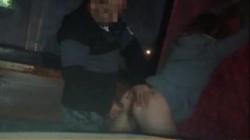 Sesso con una ragazza nuda in pubblico per le strade della città catturata da guardoni bollen...png