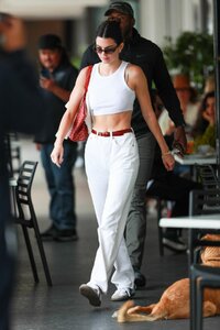 Kendall_Jenner_Out_for_Lunch_in_Beverly_Glen_Deli_in_Beverly_Hills_06_15_2023__5_.jpg