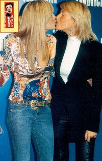 Alessia Marcuzzi bacia in bocca una donna.jpg