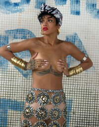 Rihanna_Topless_5.jpg