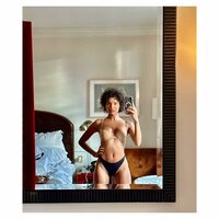 indya moore in specchio 03.jpg