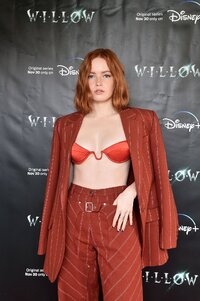 ellie bamber al gala 04.jpg