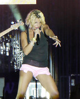 emma-marrone-hot-shorts-rosa-concerto-rosolina-mare-saro-libera-tour-estate-2012-10.jpg